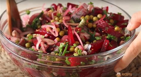Ingredientai burokėlių ir silkės salotoms