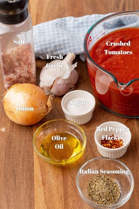 Įvairūs švieži ingredientai grietinėlės padažo variacijoms
