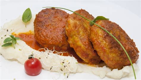 Įvairūs maltos mėsos kepsniai su įdaru