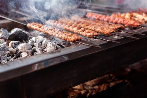 Grilyje kepami jautienos kebabai ant iešmelių
