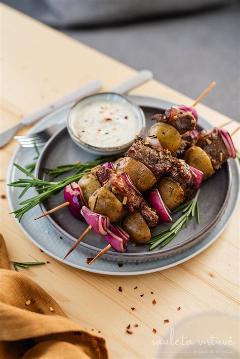 Brandintos jautienos kebabai su daržovėmis ant iešmelių