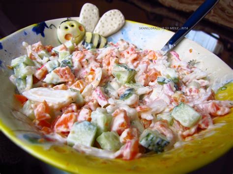 Gaivios salotos prie vištienos sparnelių