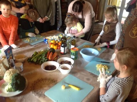 Vaikai mokosi maisto gaminimo pagrindų