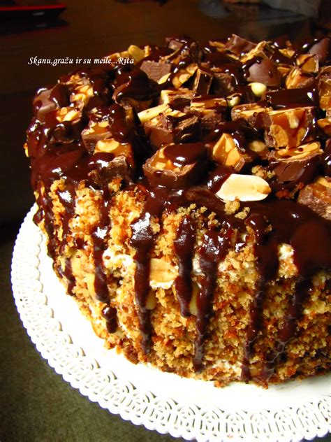 Visų ingredientų rinkinys nekeptam Snickers tortui
