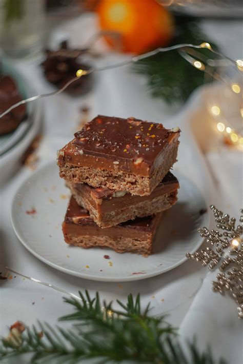 Nekepto Snickers torto viršaus dekoravimas šokoladu ir riešutais