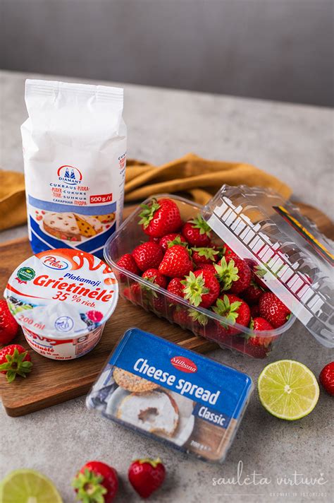 Šviežių braškių ir ingredientų rinkinys pyragui