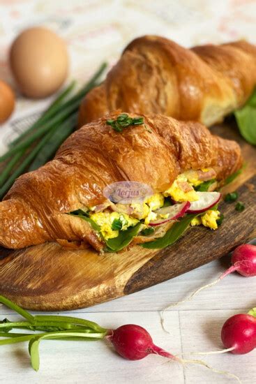 Pusryčių patiekalai: kruasanas ir kiaušiniai