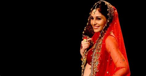 Moteris su ilgaauliais batais ir trumpu sijonu