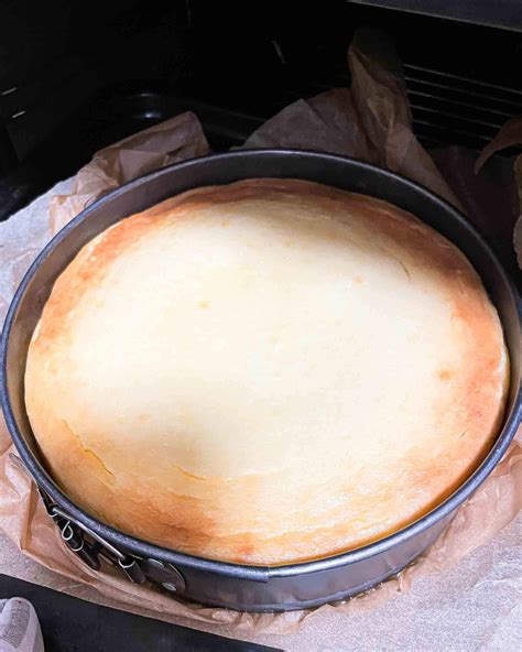 Iškepęs sūrio pyragas atvėsinimo procese