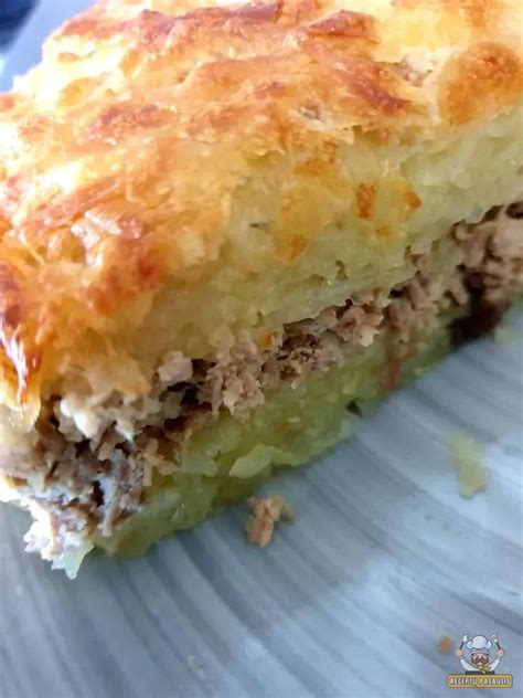 Bulvių plokštainis su faršu, patiektas su padažu