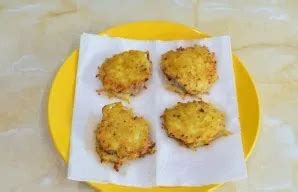 sausos bulvės ant popierinio rankšluosčio