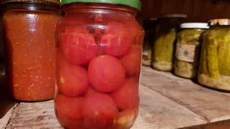 Žiemai paruošti marinuoti pomidorai stiklainiuose