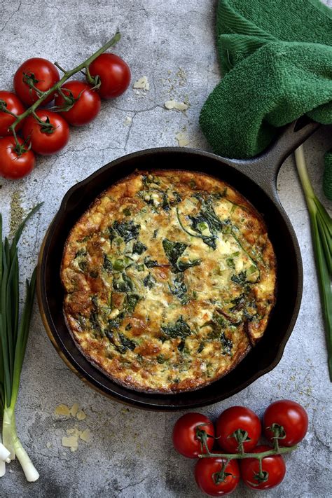 Omletas su špinatais ir lašiša keptuvėje