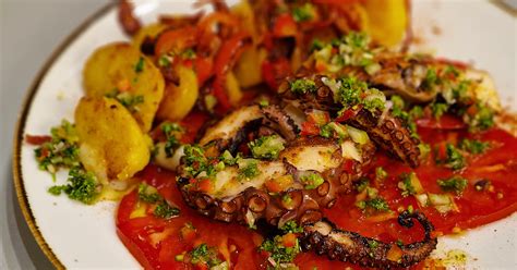 Galisietiškas aštuonkojis (Pulpo a la Gallega) su bulvėmis ir paprika
