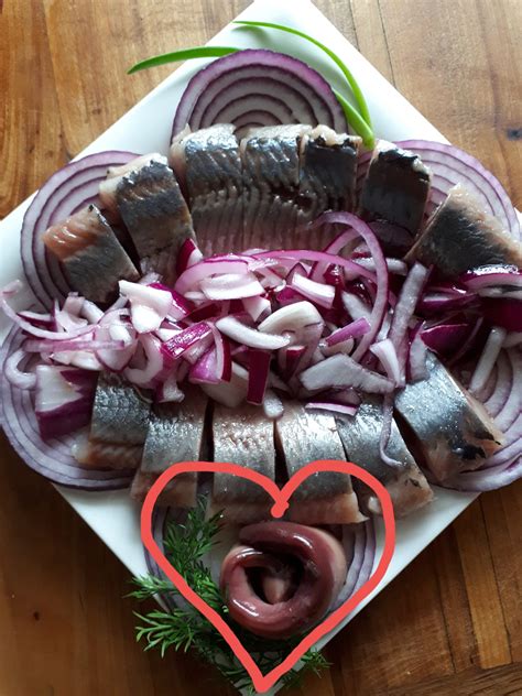 Pjaustyta mėsa marinate su svogūnais
