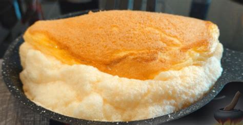 Japoniškas suflė omletas keptuvėje