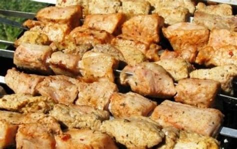Marinavimo ingredientai su kiaulienos mėsa