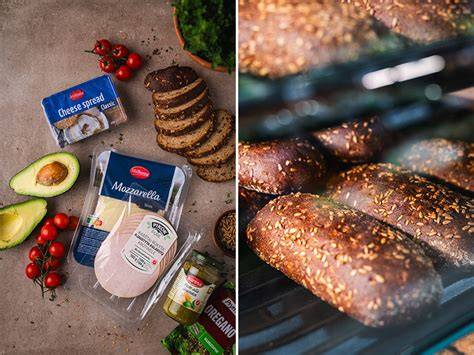 Ingredientų rinkinys karštiems sumuštiniams su kumpiu ir sūriu