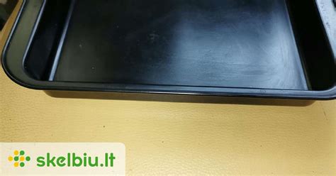 Įvairūs kepiniai ant kepimo skardos su banguotais krašteliais