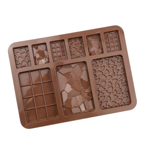 Įvairios kepimo formelės ir įrankiai