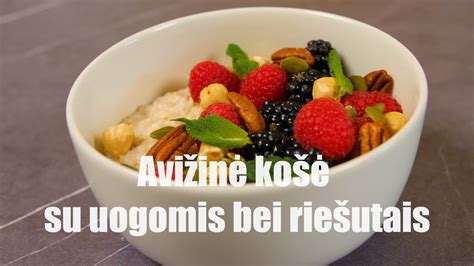 Kūrybiškas sriubos patiekimas su uogomis ir riešutais