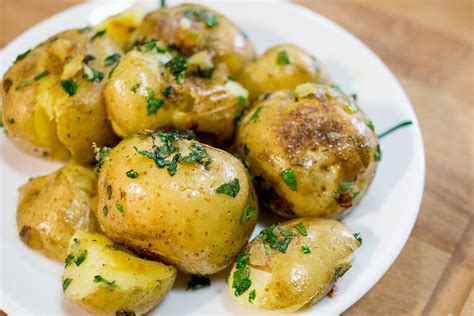 Šviežios daržovės, paruoštos kepimui: bulvės, morkos, brokoliai, paprika, cukinija