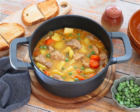 Vištienos ir bulvių troškinys paruoštas