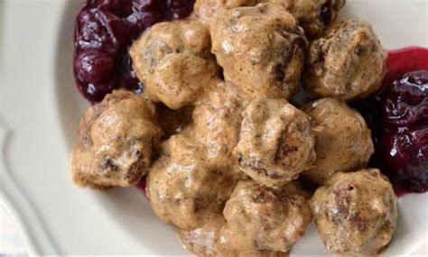 Tradiciniai švediški ingredientai kukuliai: malta mėsa, svogūnai, džiūvėsėliai