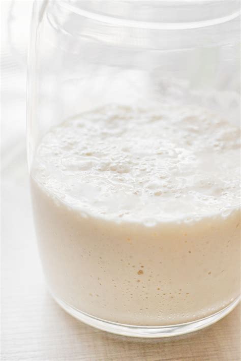 Raugo (sourdough starter) burbuliukai ir tekstūra stikliniame inde