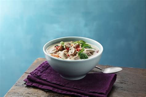 Įvairūs ingredientai Tom Kha sriubai: grybai, pomidorai, vištiena