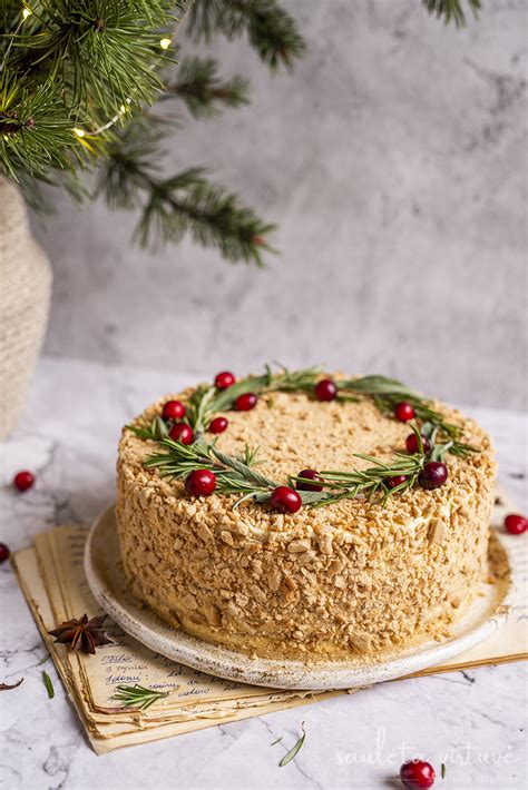 Medaus tortas papuoštas trupiniais