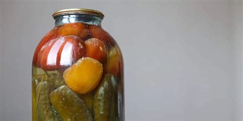 Konservuoti agurkai ir paprika stiklainiuose