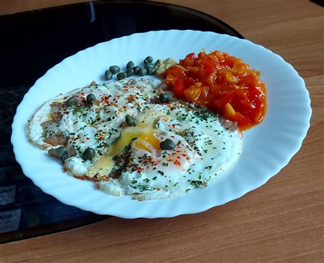 Kepti kiaušiniai paprikos puselėse orkaitėje
