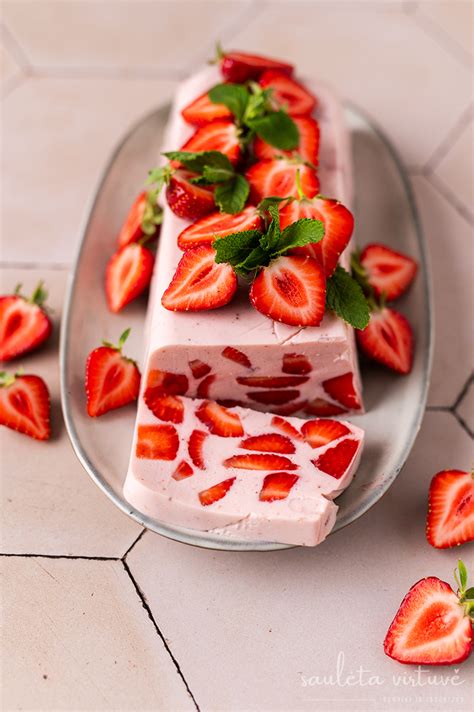 Nekepto maskarponės torto ingredientai su braškėmis ir citrininė želė