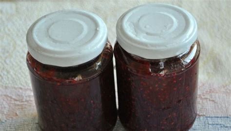 Sterilizuoti stiklainiai su aviečių uogiene
