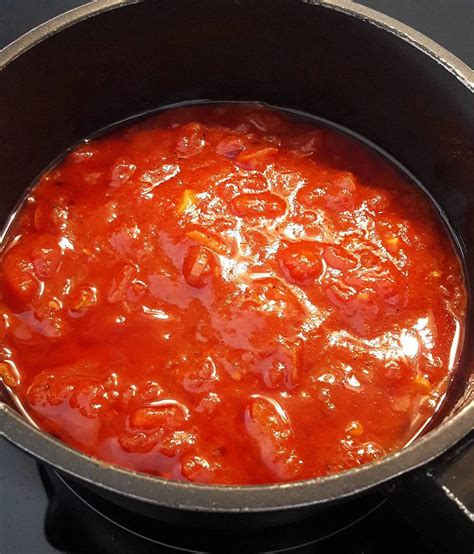 pomidoru padažas su dešrelėmis