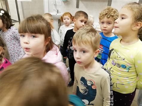 Mergaitė gamina maistą virtualioje virtuvėje