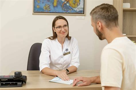 Pacientas konsultuojasi su gydytoju per telemediciną