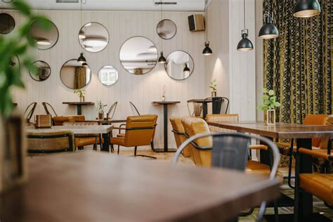 jaukus Palangos restoranas su staliukais lauke