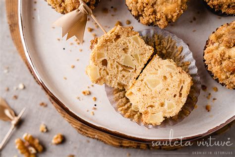 Ingredientų maišymas keksiukų tešlai