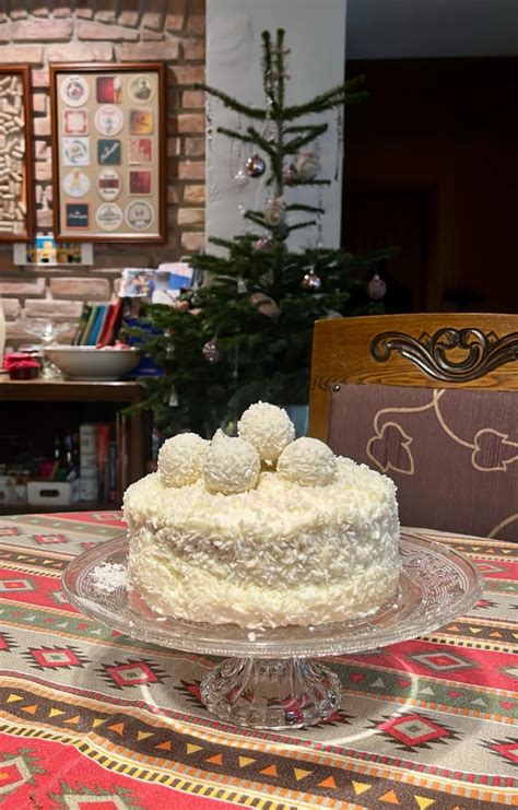 iškeptas ir papuoštas Raffaello tortas