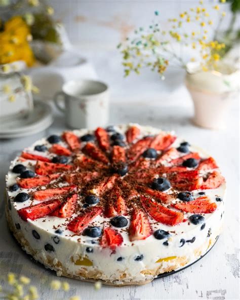 Jogurtinis tortas su uogomis ir vaisiais