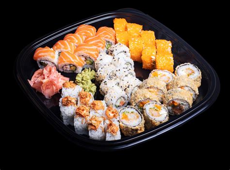 įvairūs azijietiški patiekalai suši rinkiniai ir wok