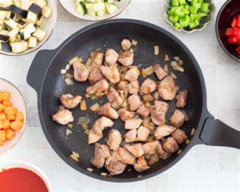 Mėsos troškinio ingredientai paruošimui