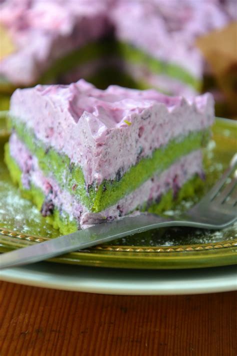 Tortas „Žalioji Mėlynė“ prapjovus, matomas špinatų biskvito ir mėlynių kremo sluoksnis