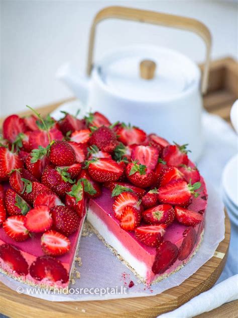 papuoštas braškių tortas ant stalo