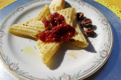 Makaronų vamzdeliai su džiovintais pomidorais