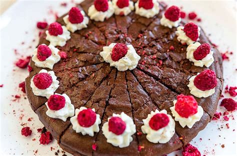 Šokoladinis keto tortas su avietėmis