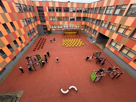 Tabera restorano interjeras ir jaukus vidinis kiemelis