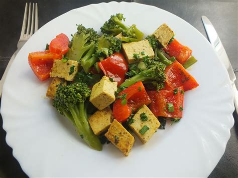 Gardūs vegetariški patiekalai lėkštėse